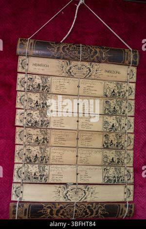 Libro realizzato con foglie di palma essiccate, chiamato LONTAR, nella Exhibition Hall dell'Archivio di Bistrita, Romania, 2025 Foto Stock