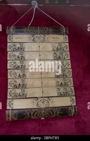 Libro realizzato con foglie di palma essiccate, chiamato LONTAR, nella Exhibition Hall dell'Archivio di Bistrita, Romania, 2025 Foto Stock