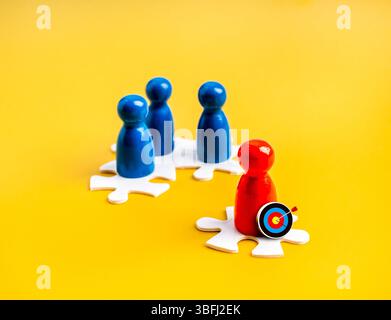 Leadership, unica e diversa, stakeholder, lavoro di squadra aziendale e concetto di team building. Icona bersaglio con bambola rossa a forma di pello, da cui spiccano le figure umane Foto Stock