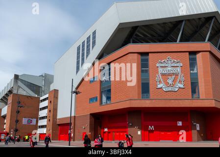 Anfield, stadio di calcio di Anfield Road, sede del Liverpool Football Club, Regno Unito. Tifosi e stemma fuori dall'Anfield Road Stand Foto Stock
