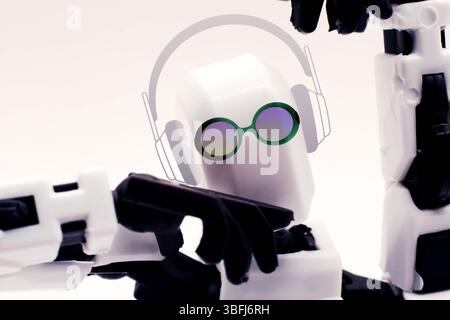 Robot con cuffie esperienza audio coinvolgente in un mondo futuristico di musica e tecnologia Foto Stock