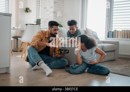 Padre che insegna ai bambini su STEM, robotica e tecnologia. Foto Stock