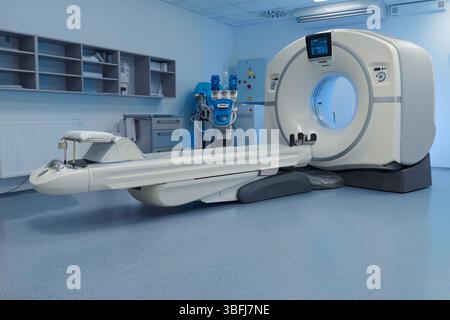 Moderno scanner TC in una sala esame radiologica vuota. Foto Stock
