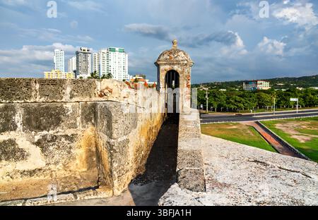 Storico muro difensivo che circonda il centro di Cartagena, Colombia, Sud America Foto Stock