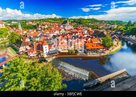 Cesky Krumlov, Repubblica Ceca. Vista sulla città storica e sul fiume Moldava, periodo estivo in Boemia. Foto Stock