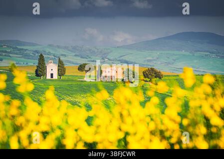 Toscana, Italia. Cappella della Madonna di Vitaleta, splendido luogo panoramico toscano. Foto Stock