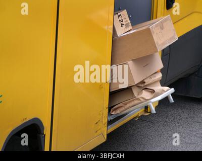 DHL Paketfahrer bei der Auslieferung. DHL *** corriere DHL consegna DHL Foto Stock