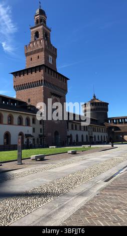 Castello Sforzesco di Milano, in Italia, fotografato in una giornata di primavera. La fortezza storica è una popolare cultura e architettura Foto Stock