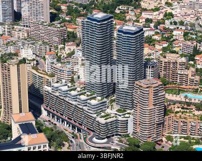 VISTA AEREA. Le due torri residenziali di Testimonio II ai loro piedi, il terzo edificio, Bay House, è coronato da cinque ville separate. Monaco. Foto Stock