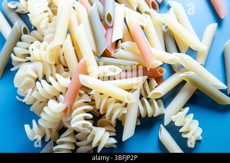varietà di pasta colorata non macinata, pasta secca, cruda Foto Stock