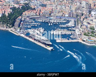 VISTA AEREA. Traffico frenetico a Port Hercules la mattina del giorno del Gran Premio. Distretto di la Condamine, Principato di Monaco. Foto Stock