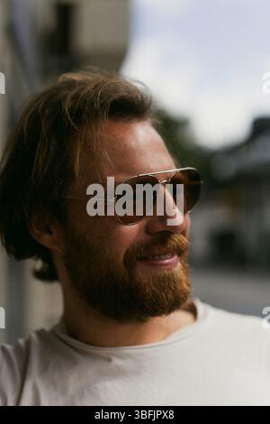 Ritratto di un giovane barbuto per strada, da vicino Foto Stock