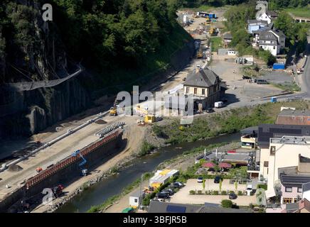 DEU , DEUTSCHLAND : Nach der Flutkatastrophe vom Juli 2021 im Ahrtal erneuert die Bahn AG die zerstoerten Trassen der Ahrtalbahn , wie hier in Altenahr , in der Mitte ist der Bahnhof , 14.05.2025 DEU , GERMANIA : dopo il disastro dell'alluvione del luglio 2021 nella Valle Ahr, la Bahn AG sta riparando e ricostruendo le linee ferroviarie distrutte del treno Valle Ahr , come qui ad Altenahr , nel mezzo della stazione è visibile , 14.05.2025 *** DEU , GERMANIA dopo il disastro dell'alluvione del luglio 2021 nella Valle Ahr, la Bahn AG sta riparando e ricostruendo le linee ferroviarie distrutte del treno Valle Ahr , come Foto Stock