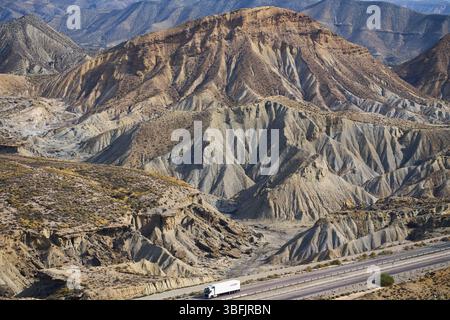 Paesaggio arido del Desierto de Tabernas lungo un'autostrada. Foto Stock