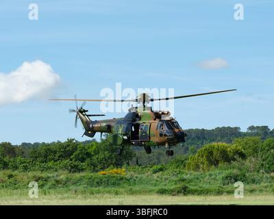L'elicottero Aérospatiale AS532 Cougar si libra all'aeroporto di Fayence. VAR, Provence-Alpes-Côte d’Azur, Francia. Foto Stock