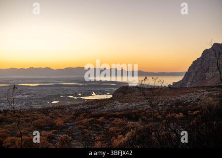 Scene di montagna dopo il fuoco selvaggio Foto Stock