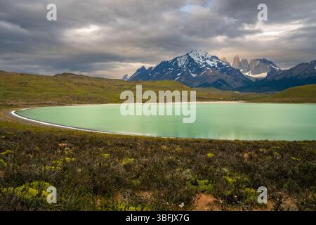 Luce mattutina su Torres del Paine e Laguna Amarga Foto Stock