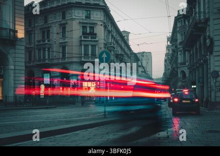 Per le strade di Torino quando cala la sera. Foto Stock