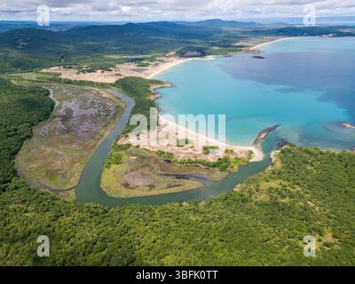 Vista aerea della foce del fiume Ropotamo in Bulgaria, dove il fiume sfocia nel Mar Nero. Acque turchesi incontaminate, banchi di sabbia, zone umide, e. Foto Stock
