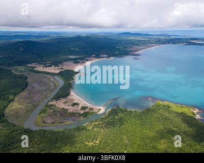 Vista aerea della foce del fiume Ropotamo in Bulgaria, dove il fiume sfocia nel Mar Nero. Acque turchesi incontaminate, banchi di sabbia, zone umide, e. Foto Stock