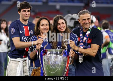 Luis Enrique, capo allenatore del Paris Saint-Germain FC (R), posa con la sua famiglia, il figlio Pacho Martinez, la moglie Elena Cullell e la figlia Sira Martinez dopo aver vinto la UEFA Champions League al termine della finale di UEFA Champions League 2025 tra il Paris Saint-Germain FC e l'FC Internazionale Milano alla Munich Football Arena il 31 maggio 2025 a Monaco, Germania. Foto Stock