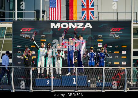 Monza, Italia. 1 giugno 2025. Antares AU e Loek HARTOG del team Rutronik Racing, Gabriele PIANA, Rinat SALIKHOV e Marvin DIENST del team Winward Racing e Guilherme OLIVEIRA, Miguel RAMOS e Thomas FLEMING del team Garage 59 sul podio della coppa DI BRONZO durante il GT World Challenge motorizzato da AWS il 1 giugno 2025 all'autodromo Nazionale di Monza, Monza, Italia. Crediti: Alessio Morgese Ag. FotoMorAle/e-Mage/Alamy Live News/Alamy Live News Foto Stock