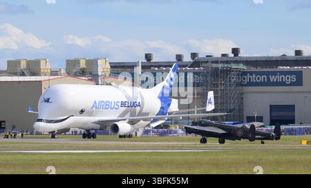 Broughton, Regno Unito 30 maggio 2025: Bombardiere Lancaster con l'Airbus Beluga Super Transporter Foto Stock