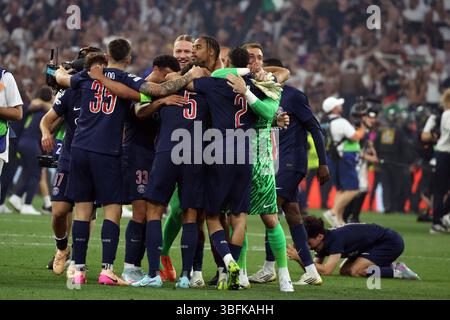 Monaco, Germania. 31 maggio 2025. La squadra del PSG si abbraccia e festeggia durante la finale di UEFA Champions League 2024-2025 tra Paris Saint Germain e Inter Milan, all'Allianz Arena. Punteggi finali PCG 5-0 Inter. (Foto di Marco Iacobucci/SOPA Images/Sipa USA) credito: SIPA USA/Alamy Live News Foto Stock