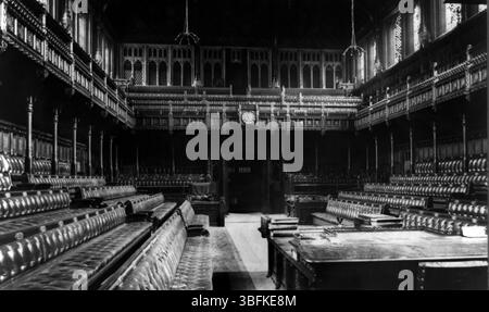 British House of Commons, Londra, storica fotografia interna del XIX secolo che mostra i parlamentari in sessione all'interno della camera parlamentare Foto Stock