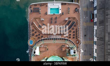 Vista dall'alto verso il basso del ponte superiore di una nave di lusso con lettini da mare organizzati Foto Stock