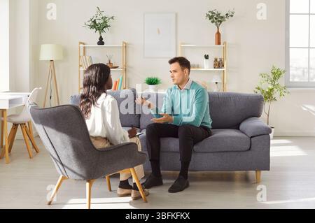Donna afroamericana che parla con un uomo, risponde alle domande del datore di lavoro del manager hr Foto Stock