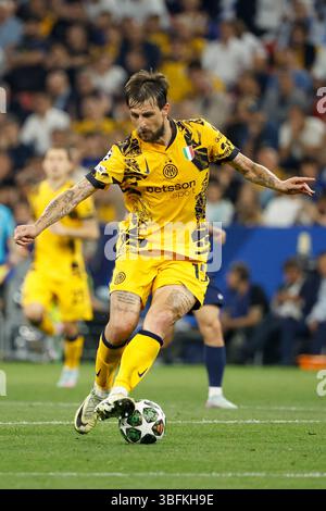 Monaco, Allemagne. 31 maggio 2025. Francesco Acerbi dell'Inter Milan durante la finale di UEFA Champions League tra il Paris Saint-Germain (PSG) e l'FC Internazionale (Inter Milan) il 31 maggio 2025 all'Allianz Arena di Monaco, Germania - foto Jean Catuffe/DPPI Credit: DPPI Media/Alamy Live News Foto Stock