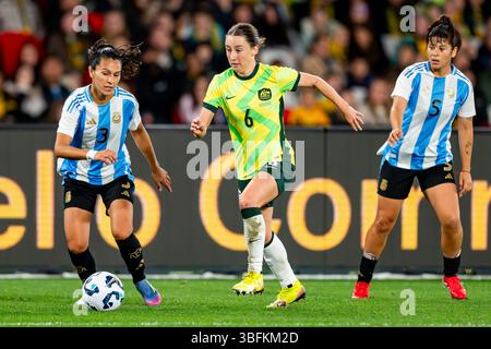 Melbourne, Australia. 30 maggio 2025. Clare Wheeler dei Matildas (centro) e Eliana stabile (sinistra) dell'Argentina si sono visti competere per il pallone durante l'amichevole tra i Matildas e l'Argentina al Marvel Stadium. Punteggio finale: Australia 2 - 0 Argentina (foto di Olivier Rachon/SOPA Images/Sipa USA) credito: SIPA USA/Alamy Live News Foto Stock