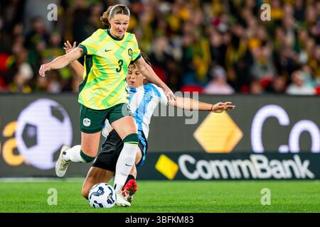 Winonah Heatley dei Matildas e Vanina Preininger dell'Argentina hanno partecipato alla partita amichevole tra i Matildas e l'Argentina al Marvel Stadium. Punteggio finale: Australia 2 - 0 Argentina (foto di Olivier Rachon / SOPA Images/Sipa USA) Foto Stock