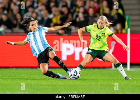 Charli Grant dei Matildas (a destra) e Eliana stabile (a sinistra) dell'Argentina si sono visti gareggiare per il pallone durante l'amichevole tra i Matildas e l'Argentina al Marvel Stadium. Punteggio finale: Australia 2 - 0 Argentina (foto di Olivier Rachon / SOPA Images/Sipa USA) Foto Stock