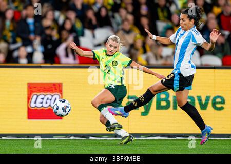 Charli Grant dei Matildas (a sinistra) e Eliana stabile dell'Argentina (a destra) si sono visti gareggiare per il pallone durante l'amichevole tra i Matildas e l'Argentina al Marvel Stadium. Punteggio finale: Australia 2 - 0 Argentina (foto di Olivier Rachon / SOPA Images/Sipa USA) Foto Stock
