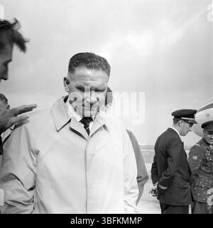 Il team Tottenham Hotspur arriva a Zestienhoven. Il manager Bill Nicholson - Tottenham Hotspur ha giocato contro il Feyenoord nel primo turno della Coppa dei campioni 1961 - foto di Lindeboom, Anefo Foto Stock