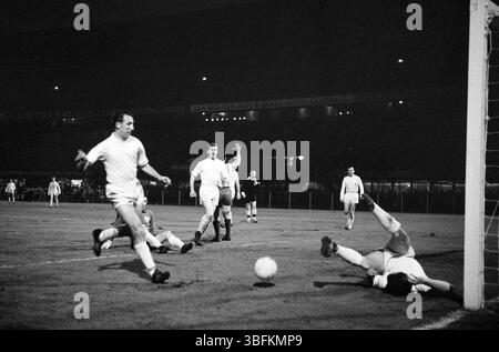 Calcio. Finale della Coppa delle Coppe europee. Tottenham Hotspur contro l'Atletico Madrid 5-1. Il portiere inglese Brown è passato, il back Henry colpisce la palla fuori porta con la mano. Rotterdam 1963. Foto di Pot, Anefo. Foto Stock
