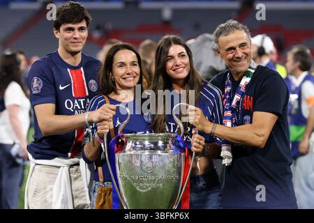 Luis Enrique, capo allenatore del Paris Saint-Germain FC (R), posa con la sua famiglia, il figlio Pacho Martinez, la moglie Elena Cullell e la figlia Sira Martinez dopo aver vinto la UEFA Champions League al termine della finale di UEFA Champions League 2025 tra il Paris Saint-Germain FC e l'FC Internazionale Milano alla Munich Football Arena il 31 maggio 2025 a Monaco, Germania. Foto Stock