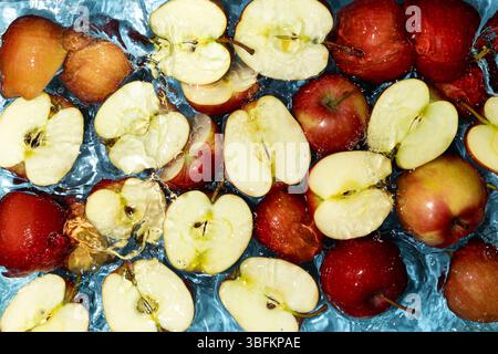 Apple Splash in Water Fresh Fruit Vista dall'alto Foto Stock