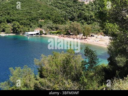 Porto di Spilia, spiaggia e baia sotto il villaggio di Spartochori sull'isola greca di Meganisi presso Lefkada. Popolare tra gli yacht e accessibile in traghetto da Nydri Foto Stock