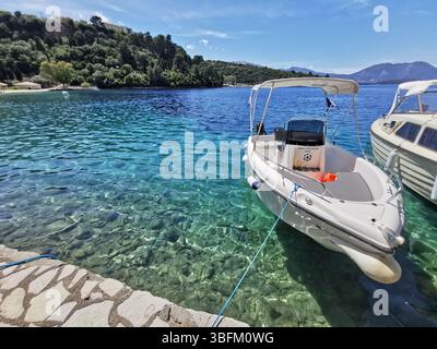 Porto di Spilia, spiaggia e baia sotto il villaggio di Spartochori sull'isola greca di Meganisi presso Lefkada. Popolare tra gli yacht e accessibile in traghetto da Nydri Foto Stock
