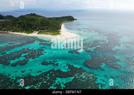 Spettacolare vista aerea della vibrante barriera corallina, delle acque turchesi e di una barra di sabbia bianca al largo della remota isola di Mamón a Siargao, Filippine. Un tropi incontaminato Foto Stock