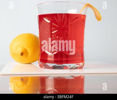 cocktail negroni con limone e bicchiere da hobstar Foto Stock
