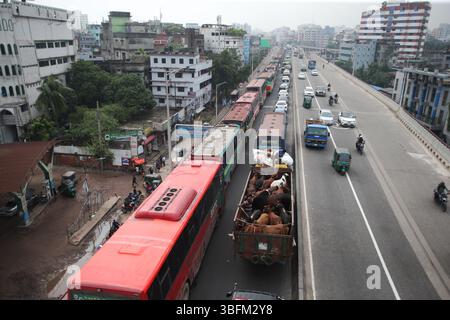 Dhaka, Wari, Bangladesh. 2 giugno 2025. La gente è bloccata in un ingorgo stradale a Dacca, Bangladesh, il 2 giugno 2025. (Credit Image: © Habibur Rahman/ZUMA Press Wire) SOLO PER USO EDITORIALE! Non per USO commerciale! Foto Stock
