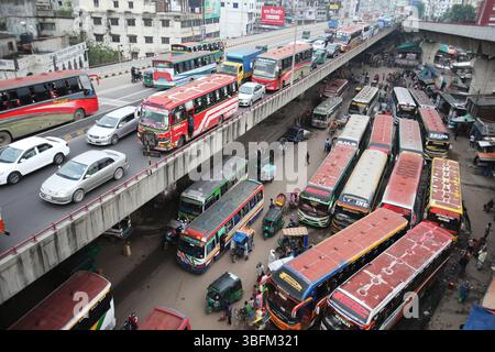 Dhaka, Wari, Bangladesh. 2 giugno 2025. La gente è bloccata in un ingorgo stradale a Dacca, Bangladesh, il 2 giugno 2025. (Credit Image: © Habibur Rahman/ZUMA Press Wire) SOLO PER USO EDITORIALE! Non per USO commerciale! Foto Stock