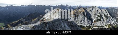 Escursionisti sul Gamsjoch, vista aerea, panorama alpino del gruppo Gamsjoch, valle Eng, Karvendel, Tirolo, Austria, Europa Foto Stock