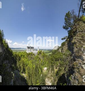 Castello di Neuschwanstein e gola di Poellat vicino a Hohenschwangau, strada romantica, Ostallgaeu, Baviera, Germania, Europa Foto Stock