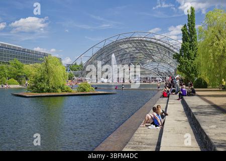 Nuovo centro fieristico di Lipsia, fiera commerciale di Lipsia, con ingresso in vetro e bacino idrico, complesso fieristico, area espositiva, cupola di vetro, evento Foto Stock