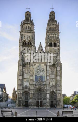 Facciata occidentale in stile gotico della Cattedrale di Saint-Gatien, Tours, dipartimento di Indre-et-Loire, regione Centre Val de la Loire, Francia, Europa Foto Stock